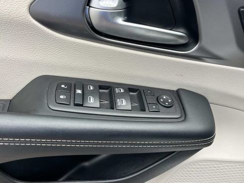Used 2023 Chrysler Pacifica Touring-L FWD image 29