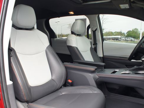 Used 2022 Toyota Sienna XSE w/ XSE Plus Package image 23