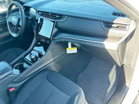 Used 2024 Jeep Grand Cherokee Laredo X image 27