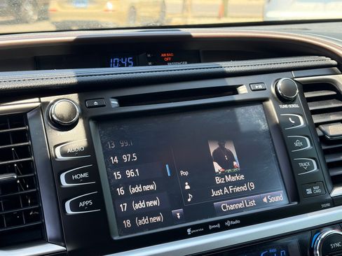 Used 2019 Toyota Highlander XLE FWD image 24