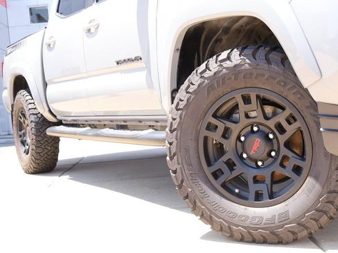 Used 2019 Toyota Tacoma TRD Sport w/ Technology Package AWD/4WD image 3