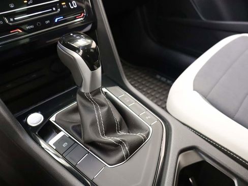 Used 2025 Volkswagen Taos SE w/ Panoramic Sunroof Package image 9