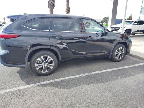 Used 2022 Toyota Highlander XLE AWD/4WD image 4