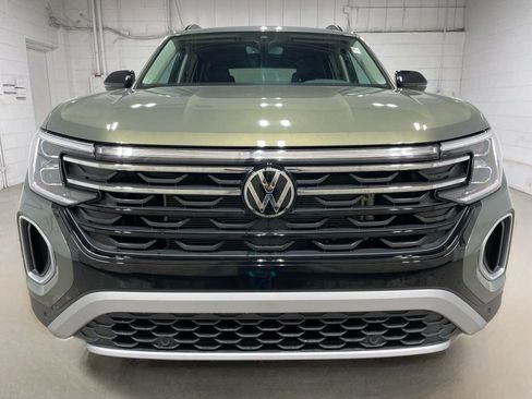 Used 2025 Volkswagen Atlas Peak Edition SE AWD/4WD image 2