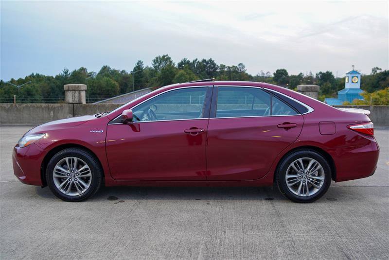 Used 2017 Toyota Camry SE w/ Moonroof Package FWD image 2