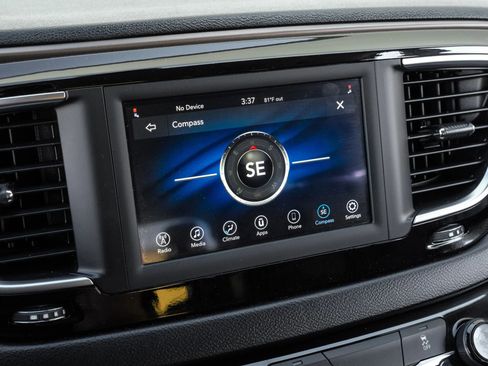 Used 2020 Chrysler Voyager Lxi image 35