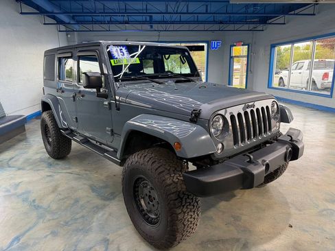 Used 2015 Jeep Wrangler Unlimited Sahara w/ Connectivity Group AWD/4WD image 8