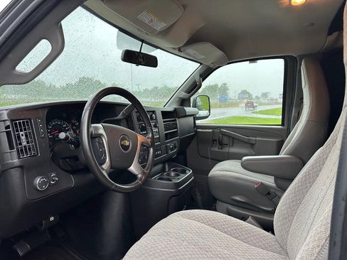 Used 2017 Chevrolet Express 3500 Extended RWD image 9