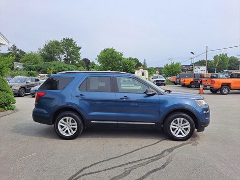 Used 2018 Ford Explorer XLT w/ Equipment Group 202A AWD/4WD image 4