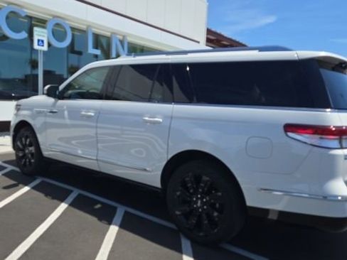 Used 2024 Lincoln Navigator L Reserve AWD/4WD image 5