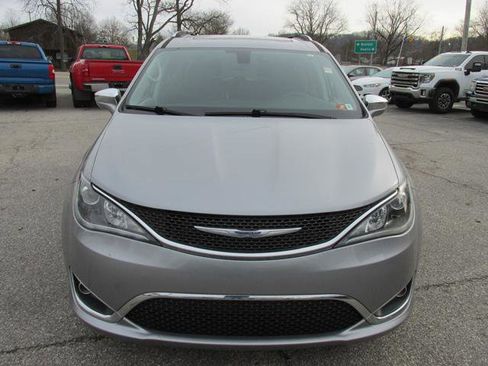 Used 2020 Chrysler Pacifica Limited image 3