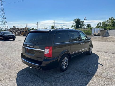 Used 2014 Chrysler Town & Country Touring-L FWD image 5