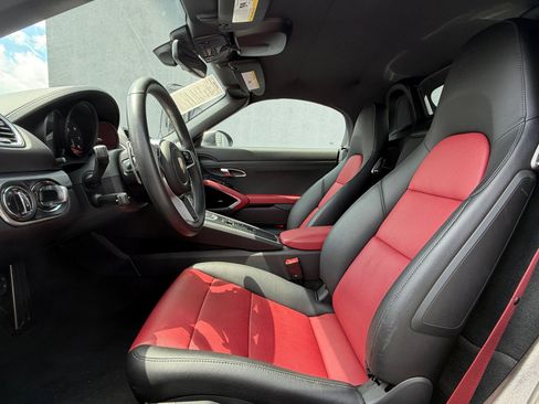 Used 2025 Porsche 718 Boxster RWD image 5