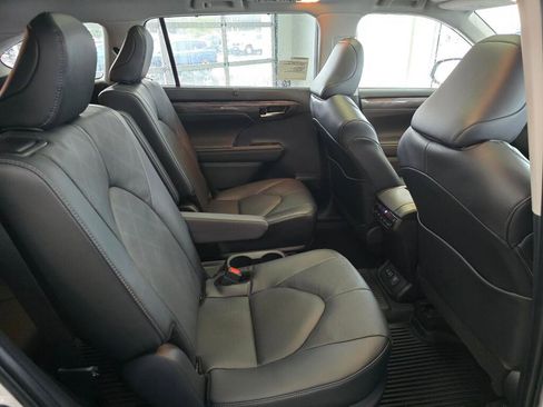 New 2026 Toyota Highlander Platinum image 44
