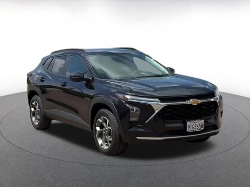 Used 2025 Chevrolet Trax LT image 3