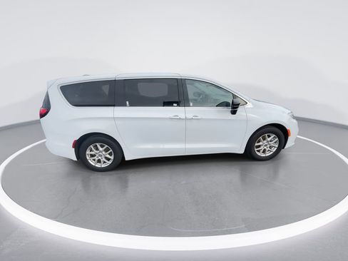 Used 2024 Chrysler Pacifica Touring-L FWD image 9