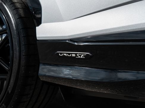 Used 2025 Lamborghini Urus SE image 17