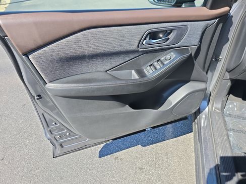 Used 2023 Nissan Rogue SV image 28