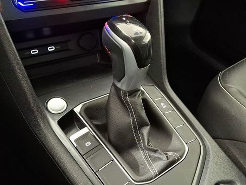 Used 2022 Volkswagen Tiguan SE image 17