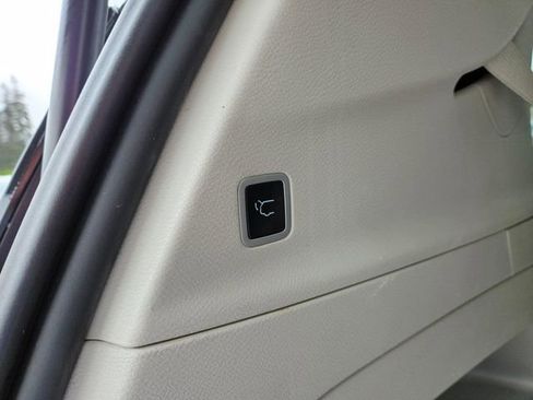 Used 2023 Chrysler Pacifica Touring-L FWD image 13