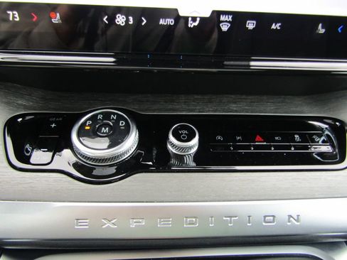 Used 2025 Ford Expedition Platinum AWD/4WD image 40
