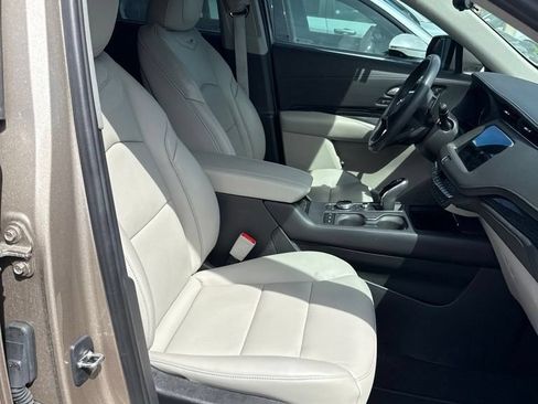 Used 2023 Cadillac XT4 Premium Luxury w/ Enhanced Visibility Package FWD image 6