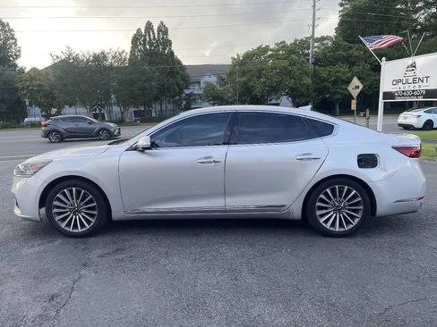 Used 2017 Kia Cadenza Premium w/ Luxury Package FWD image 3