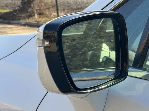 Used 2023 Buick Enclave Essence image 3