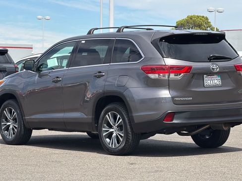 Used 2019 Toyota Highlander Plus w/ Carpet Mat Package (TMS) FWD image 7