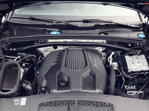 Certified 2025 Porsche Macan image 26