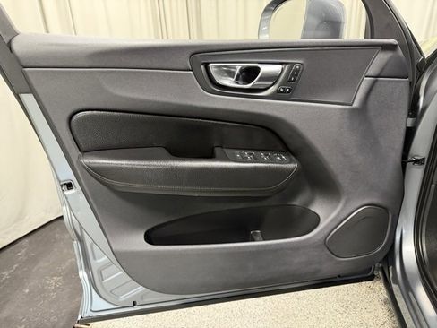 Used 2018 Volvo XC60 T5 Momentum w/ Vision Package image 20