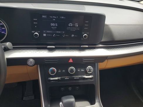 Used 2023 Kia Carnival LX FWD image 23