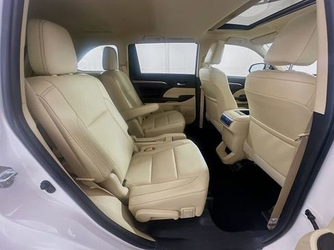 Used 2019 Toyota Highlander Limited FWD image 27