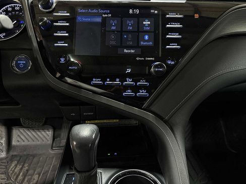 Used 2020 Toyota Camry SE w/ Sunroof Package FWD image 21