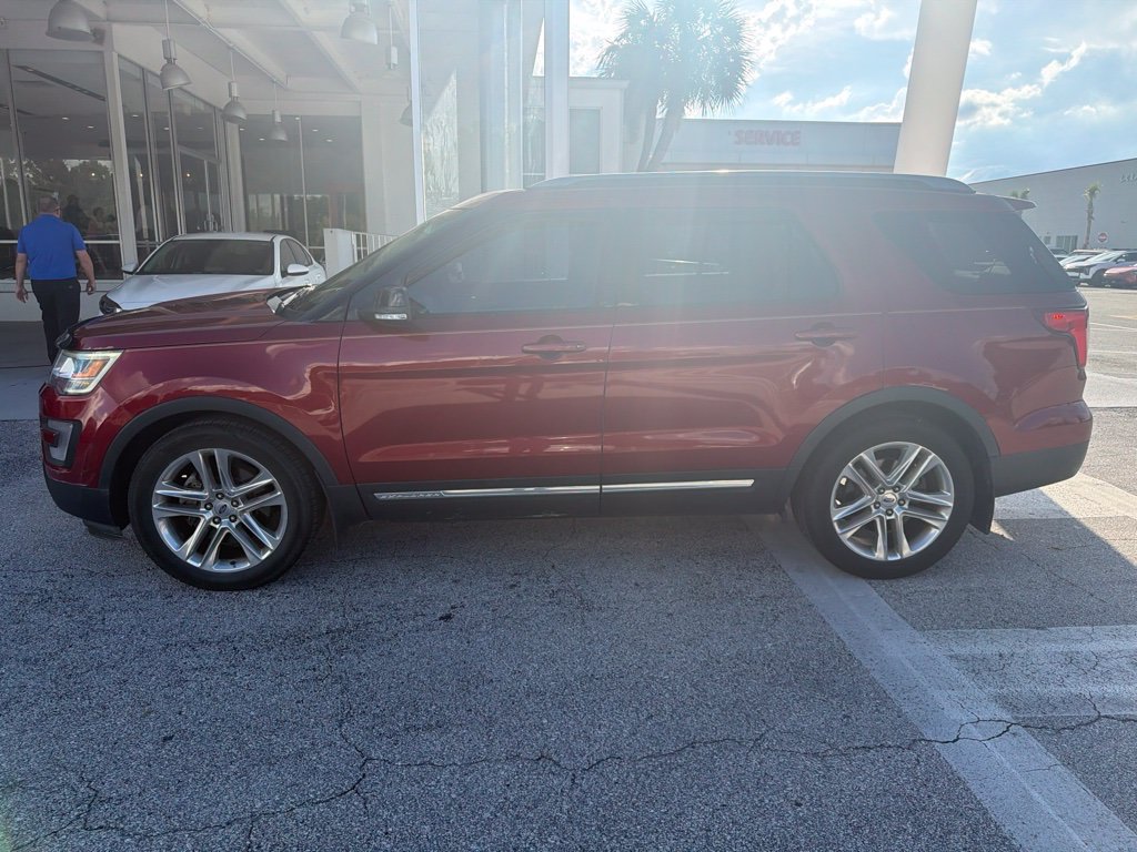 Used 2017 Ford Explorer XLT w/ Equipment Group 201A FWD image 5