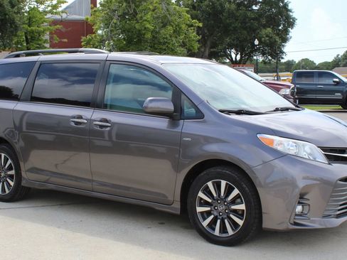 Used 2020 Toyota Sienna XLE AWD/4WD image 7