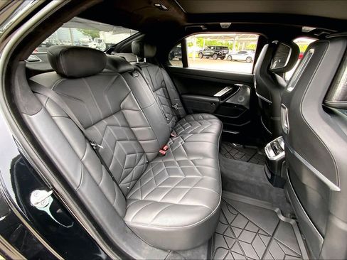 Certified 2024 BMW 760i xDrive w/ Executive Package AWD/4WD image 18