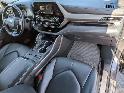 Used 2024 Toyota Highlander XLE AWD/4WD image 19