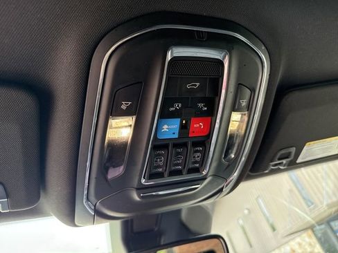 Used 2024 Jeep Grand Cherokee Limited image 19