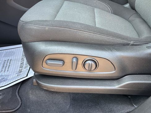 Used 2023 Chevrolet Traverse LT FWD image 13