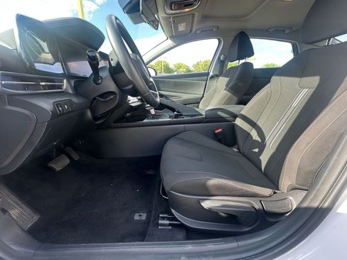 Used 2025 Hyundai Elantra SEL image 25