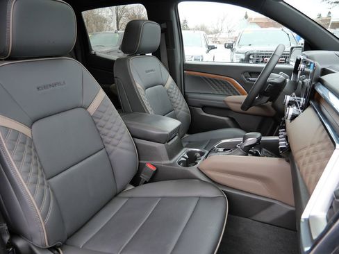 Used 2024 GMC Canyon Denali image 15