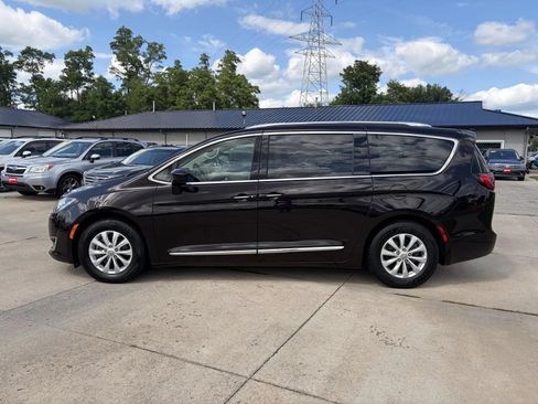Used 2018 Chrysler Pacifica Touring-L FWD image 5