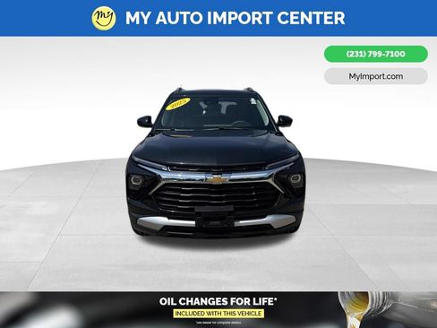 Used 2025 Chevrolet TrailBlazer LT AWD/4WD image 2