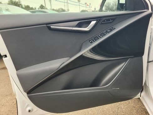 Used 2023 Kia Niro SX image 16