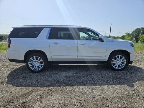 Used 2023 Chevrolet Suburban High Country w/ Advanced Technology Package AWD/4WD image 8