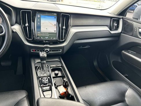 Used 2019 Volvo XC60 T5 Momentum w/ Multimedia Package AWD/4WD image 24