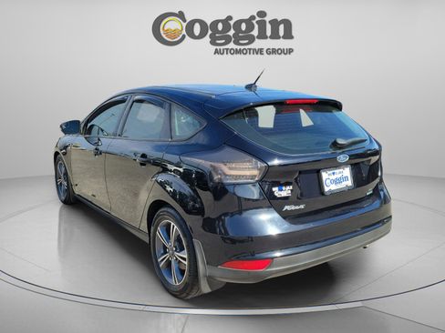 Used 2016 Ford Focus SE image 2