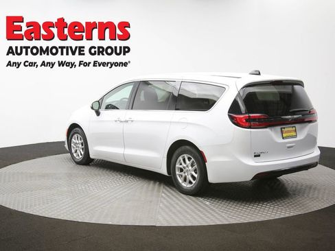 Used 2023 Chrysler Pacifica Touring-L image 63