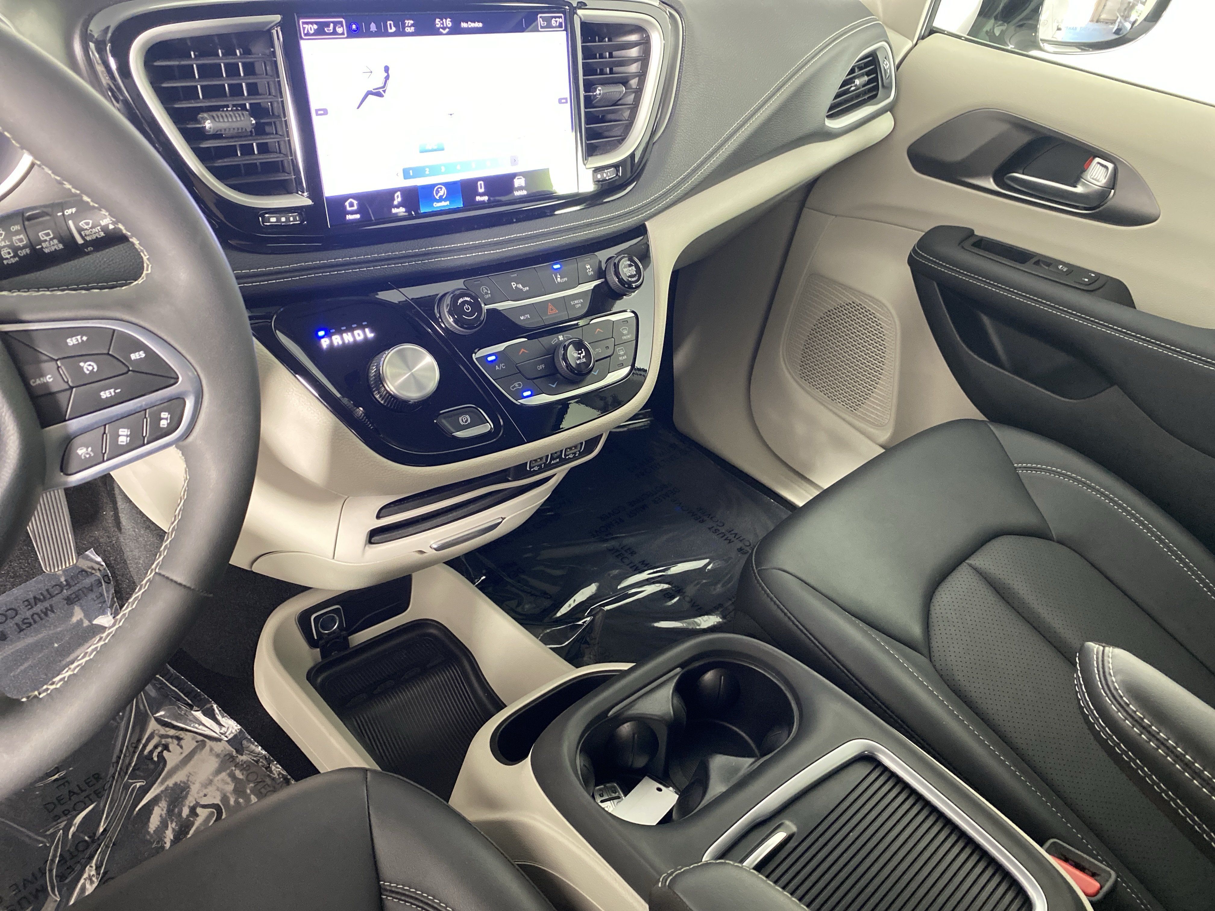 Used 2024 Chrysler Pacifica Touring-L AWD/4WD image 26
